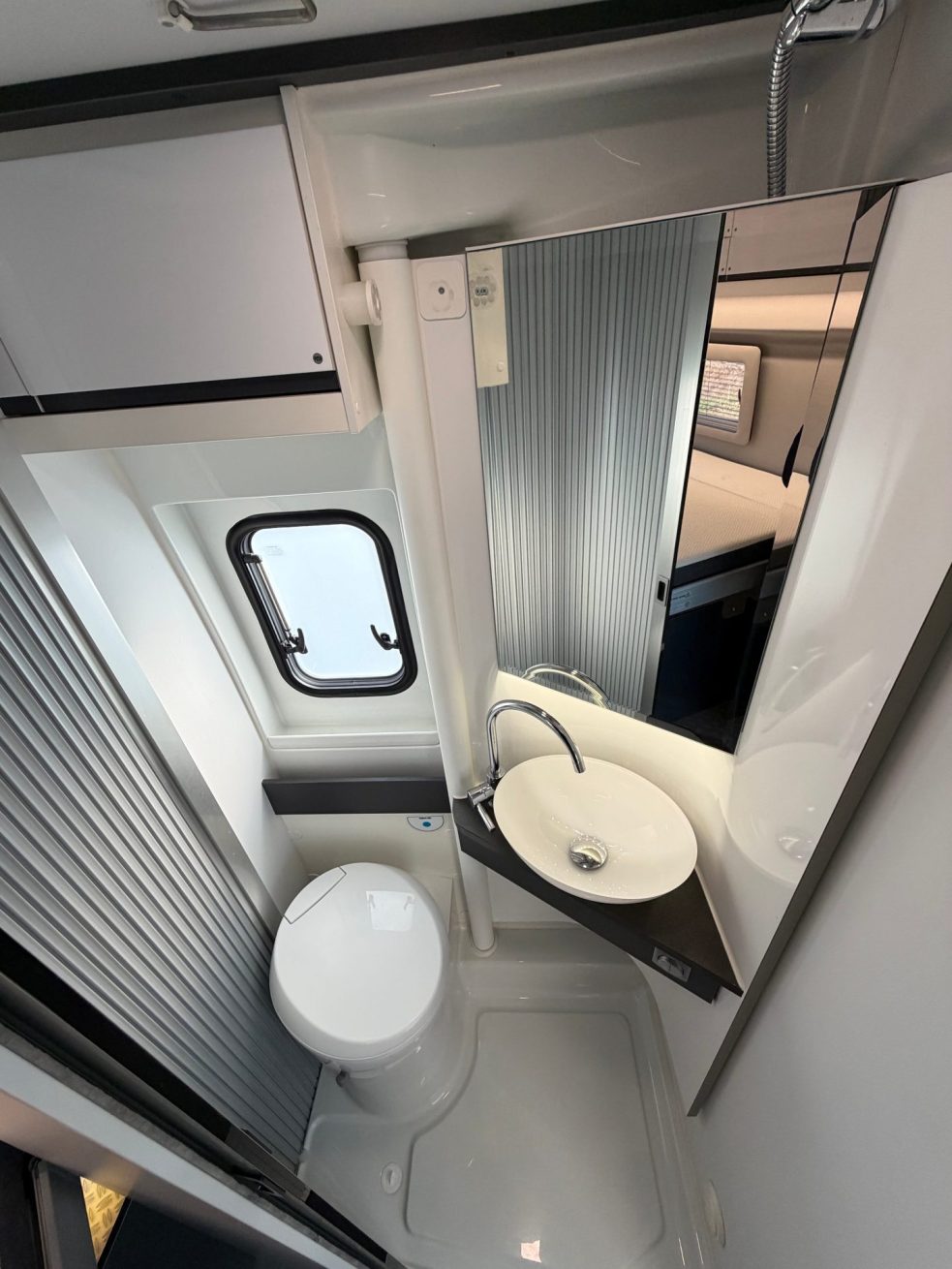 Adria Twin 640 SGX Supreme (2)