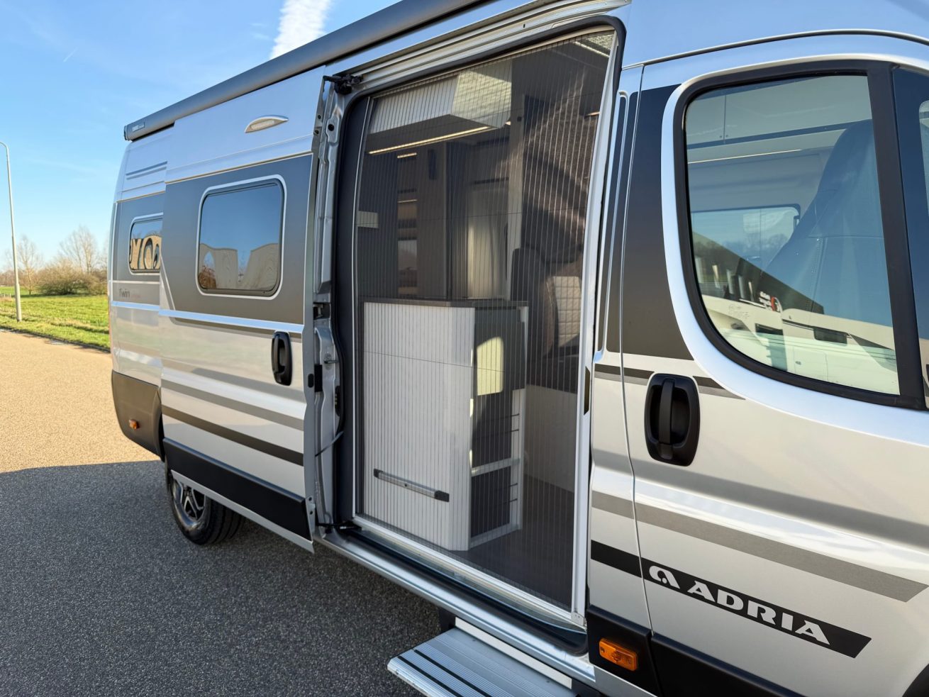 Adria Twin 640 SGX Supreme (8)