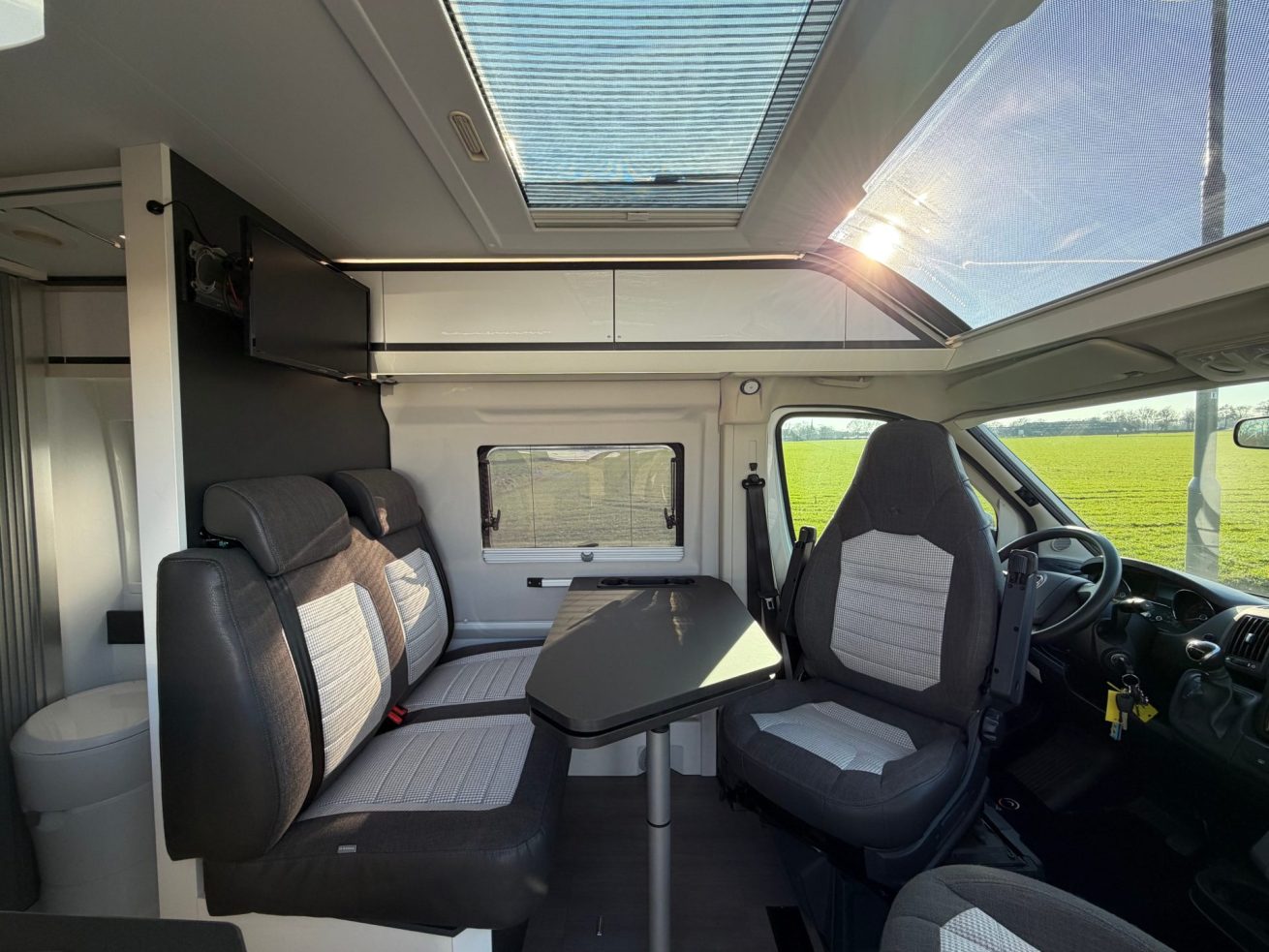 Adria Twin 640 SGX Supreme (9)