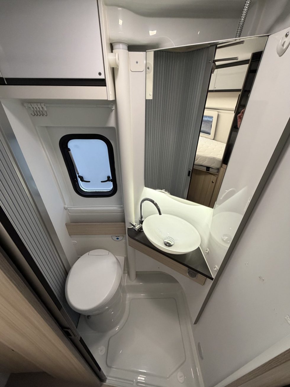 Adria Twin Plus 640 SLB (18)