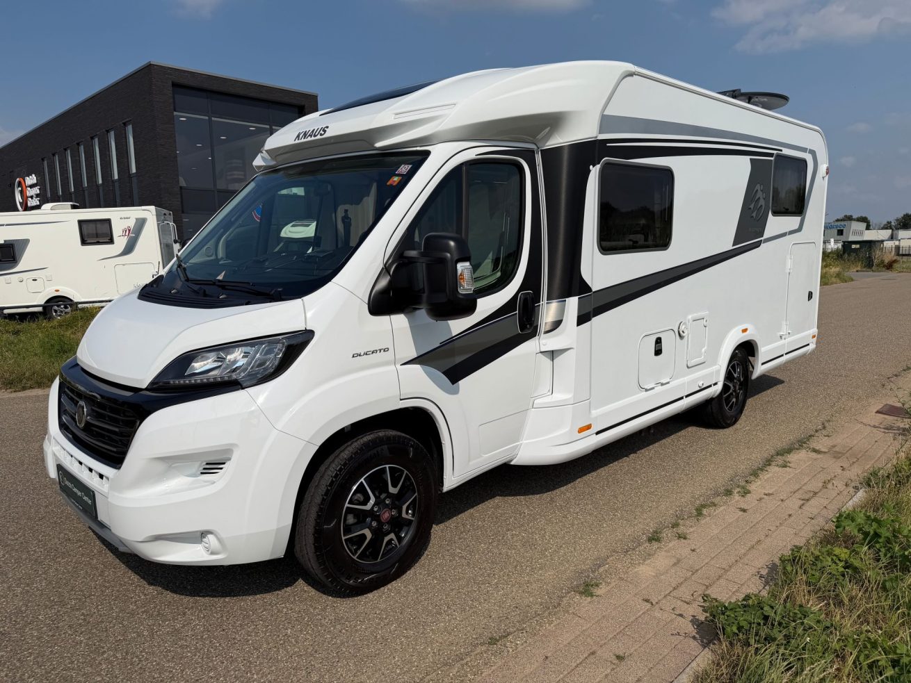 Knaus Sky TI 650 MEG Platinum (2)